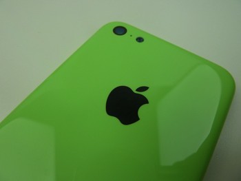 Seseorang bernama gadget enthusiast bernama Sonny Dickson membeberkan tampang iPhone 5C dengan balutan casing berkelir hijau. (kredit foto: bgr)