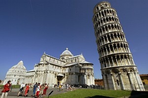 Ajaib, Menara Miring Pisa Mulai Kembali Lurus