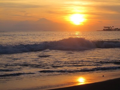 Pantai Senggigi Saat Senja, Tempat Spesial Untuk Katakan Cinta