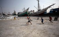     Tak seperti biasanya aktivitas di pelabuhan Sunda Kelapa, Jakarta Utara, Selasa (13/8/2013) tampak masih sangat sepi. Anak-anak warga sekitar pun memanfaatkannya dengan bermain bola.
