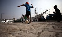 Anak-anak kampung nelayan disekitar Pelabuhan Sunda Kelapa pun asyik bermain bola dengan latar belakang perahu-perahu yang bersandar.