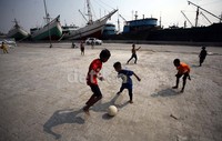Tak kenal lelah, kotor berdebu dan panas yang menyengat tubuh dan kulitnya, mereka tetap terus asyik bermain bola.