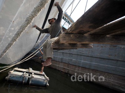 Masih Libur, Para ABK Mengecat Lambung Kapal
