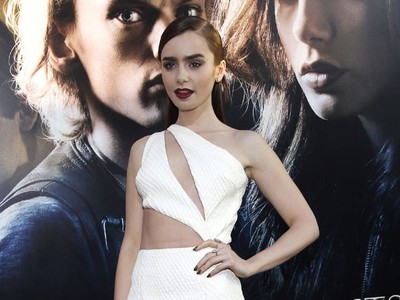 Seksi dan Menawan Lily Collins