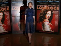 Di film terbarunya itu Amanda Seyfried berperan sebagai Linda Lovelace, seorang wanita yang menjadi bintang porno terkenal. REUTERS/Andrew Winning.