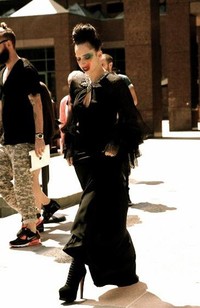 Warna di wajahnya menyentuh penampilannya yang serba hitam. (Twitter)