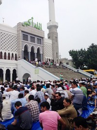 Krisdayanti bersama keluarga menjalankan ibadah salat Ied di Seoul Central Mosque yang terletak di kawasan Itaewon. (dok. Pribadi)