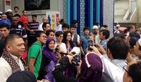 Tak sedikit warga yang ingin berfoto bersama KD dan Yuni Shara. (dok. Pribadi)
