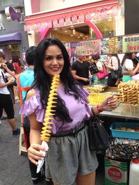 KD menikmati jajanan kentang goreng yang gurih. (dok. Pribadi)