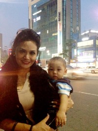 KD dan Kellen berpose di pinggir jalan Seoul. (dok. Pribadi)