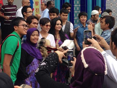 Krisdayanti Rayakan Idul Fitri di Seoul