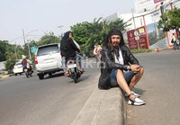 Pose Limbad di pinggir jalan. Gus Mun/detikHOT.