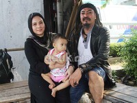 Limbad, Benazir, dan anak kesayangannya saat ditemui di kawasan Kebon Jeruk, Jakarta Barat, Selasa (13/8/2013). Gus Mun/detikHOT.