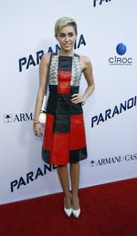 Ketika Miley Cyrus Tampak Feminin