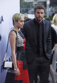 Dikabarkan putus, Miley tampak mesra dengan Liam. REUTERS/Mario Anzuoni.