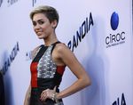 Ketika Miley Cyrus Tampak Feminin
