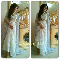 Dress putih detail lace yang terkesan glamor juga menjadi pilihan Syahrini di Hari Lebaran. (Instagram)