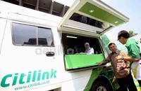 JK dan Arif meninjau mobil Citilink kiosk on the road yang melayani pemesanan dan pembelian tiket citilink secara mobile.