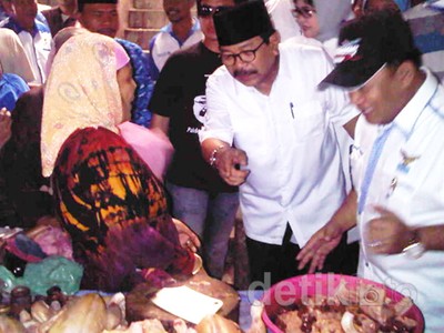 Kampanye Hari Kedua, Pakde Karwo Blusukan ke Pasar