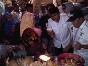 Kampanye Hari Kedua, Pakde Karwo Blusukan Pasar di Sidoarjo
