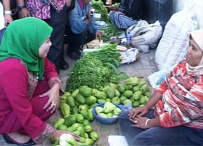 Kampanye di Situbondo, Khofifah Dialog dengan Pedagang Pasar