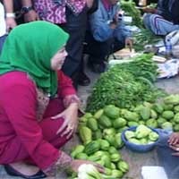 Kampanye di Situbondo, Khofifah Dialog dengan Pedagang Pasar