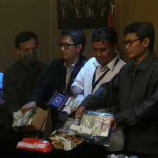 KPK Pamerkan Uang Suap Kepala SKK Migas, Ratusan Ribu Dolar AS