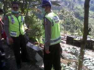 Sopir Serangan Jantung, Minibus Berisi 18 Orang Nyemplung ke Jurang