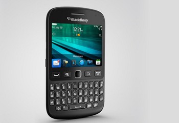 BlackBerry 9720 tampak mirip dengan beberapa model lama BlackBerry. Ada tombol khusus untuk mengakses layanan BlackBerry Messenger secara instan.