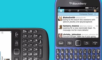 BlackBerry 9720 memakai keyboard fisik full qwerty sekaligus layar sentuh seukuran 2,8 inch resolusi 480 x 360 pixel.