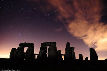 Pemandangan di cagar budaya Stonehenge yang terkenal tampak sangat indah dengan latar belakang bintang jatuh, sebutan umum untuk meteor yang masuk ke atmosfer bumi. (kredit foto: Andrew Whyte)