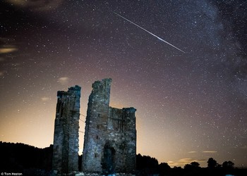 Salah satu meteor dijepret di atas kastil Edington Castle di Northumberland. (kredit foto: Tom Heaton)