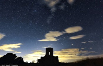 Meteor yang terlihat terjun di atas bangunan bersejarah Oliver Ducket di Yorkshire. (kredit foto: North News)