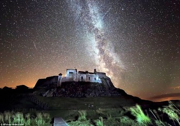 Dua meteor tampak melintasi langit yang penuh bintang di Lindsfarne Castle, Northumberland. (kredit foto: Michael Ridley)