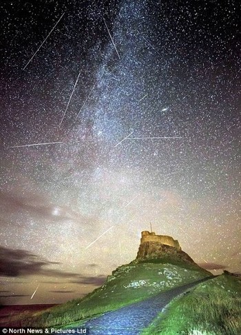 Beberapa meteor menciptakan pemandangan yag indah di kastil kuno Holy Island. (kredit foto: North News)