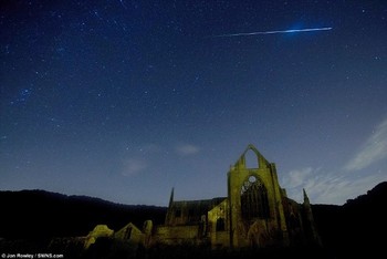 Begini penampakan meteor di atas kastil Tintern Abbey di Wales.(kredit foto: Jin Rowley)