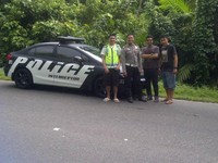 Tenang ini bukan mobil polisi betulan. Tetapi sedan Honda yang dimodifikasi ala mobil polisi Amerika. Lokasi Padang (Foto @ahmadfadilla via Twitter).