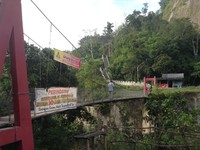 Jika masuk dari Bukittinggi, wisatawan akan diminta melalui jembatan gantung sebelum mencapai Janjang Koto Gadang (Putri/detikTravel)