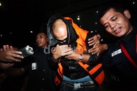 Deviardi atau Ardi terus menunduk.