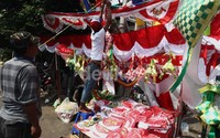 Berbagai atribut bernuansa merah putih tersebut dijual dengan harga bervariasi tergantung ukuran atau modelnya.