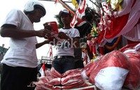 Barang-barang tersebut dibandrol dari Rp 30 ribu hingga ratusan ribu rupiah.