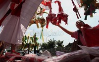 Selain bendera, barang-barang yang banyak dibeli adalah pernak-pernik seperti ketupat merah putih.