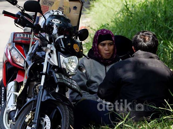 Bahu Jalan Kalimalang Penuh Pemudik