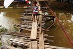 Jembatan Kayu Kalimalang Memprihatinkan