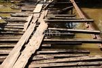 Jembatan Kayu Kalimalang Memprihatinkan