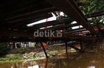 Jembatan Kayu Kalimalang Memprihatinkan