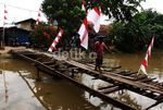 Jembatan Kayu Kalimalang Memprihatinkan