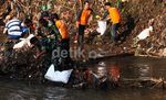Jokowi Bersih-bersih Sungai Ciliwung