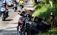 Gelombang pemudik sepeda motor yang baru kembali dari kampung halaman, melintasi Jalan Raya Kalimalang, Bekasi, Rabu (14/08).