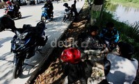 Kelelahan, mereka pun memilih beristirahat di tepi jalan.